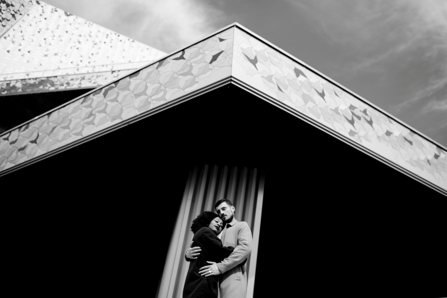 Séance couple à la Philharmonie de Paris| Photographe Mariage Paris | P-Y. QUEIGNEC