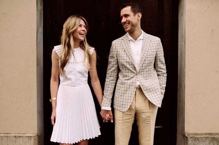 Portrait de couple de mariés en extérieur à Paris, photographie de mariage au style éditorial.