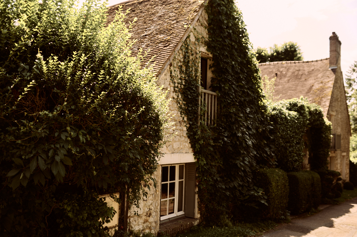 Photographe-mariage-paris-dime-giverny-pierre-yves-queignec-0002 1 – photographe mariage paris Façade en pierre couverte de lierre de la Dîme de Giverny