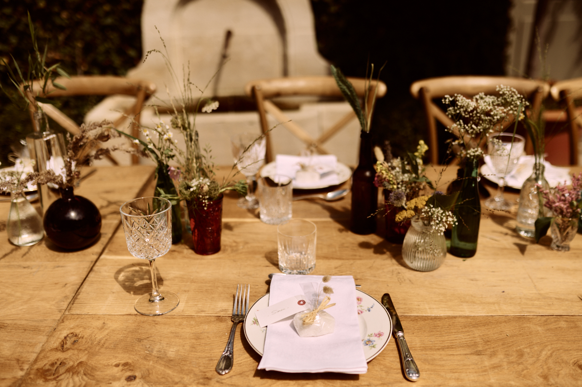 Photographe-mariage-paris-dime-giverny-pierre-yves-queignec-0003 1 – photographe mariage paris Table du déjeuner dressée en extérieur sous les arbres