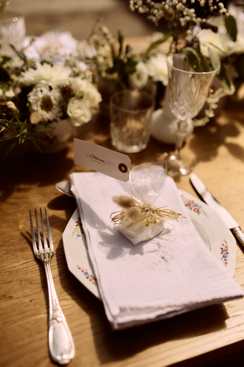 Photographe-mariage-paris-dime-giverny-pierre-yves-queignec-0004 1 – photographe mariage paris Détail d'une assiette et de son menu calligraphié