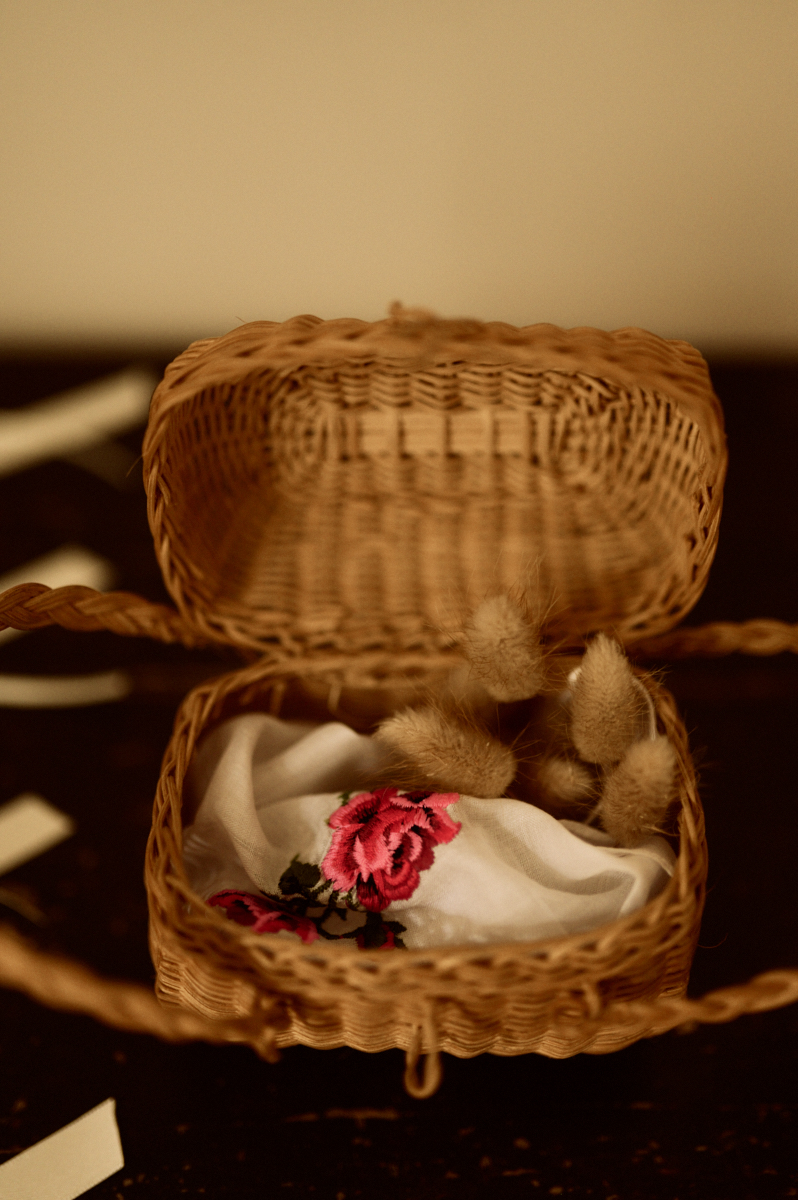 Photographe-mariage-paris-dime-giverny-pierre-yves-queignec-0005 1 – photographe mariage paris Les alliances des mariés présentées dans un petit coffret