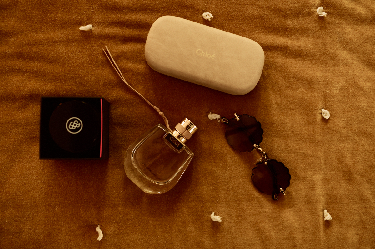 Photographe-mariage-paris-dime-giverny-pierre-yves-queignec-0007 1 – photographe mariage paris Accessoires du marié : étui à lunettes, parfum et boutons de manchette