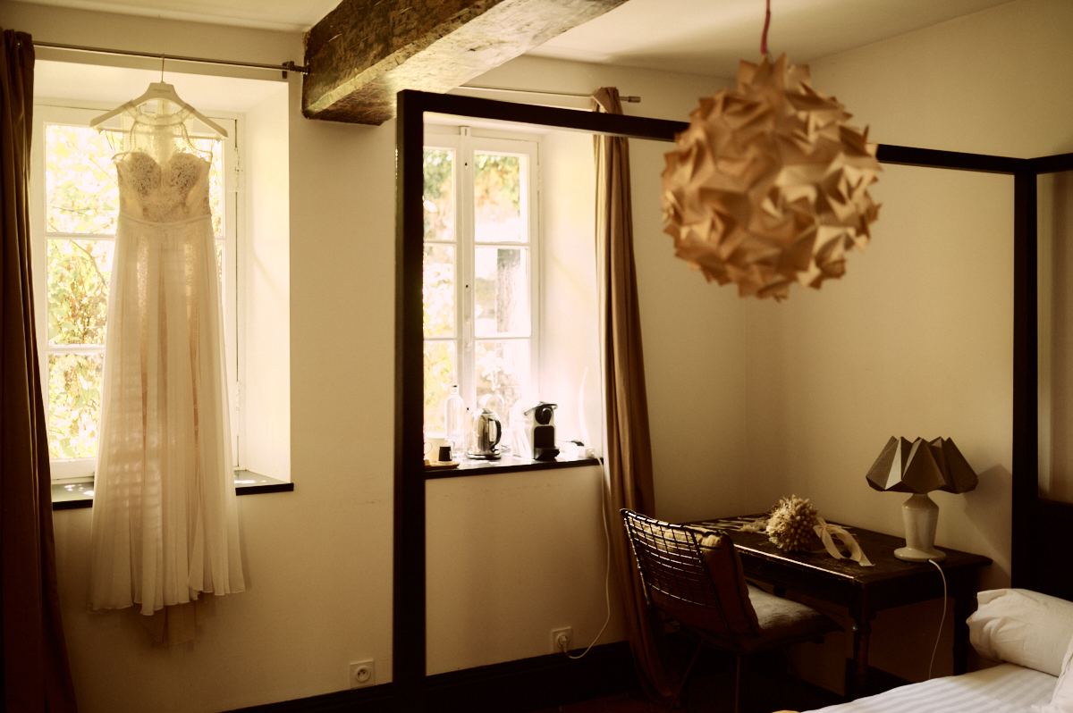 Photographe-mariage-paris-dime-giverny-pierre-yves-queignec-0009 1 – photographe mariage paris Couronne de fleurs séchées accrochée dans la maison normande