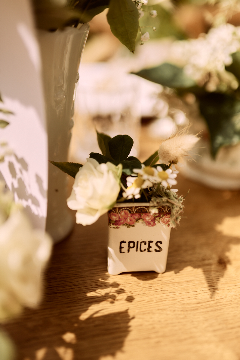Photographe-mariage-paris-dime-giverny-pierre-yves-queignec-0013 1 – photographe mariage paris Petits vases et étiquettes botaniques sur la table des mariés