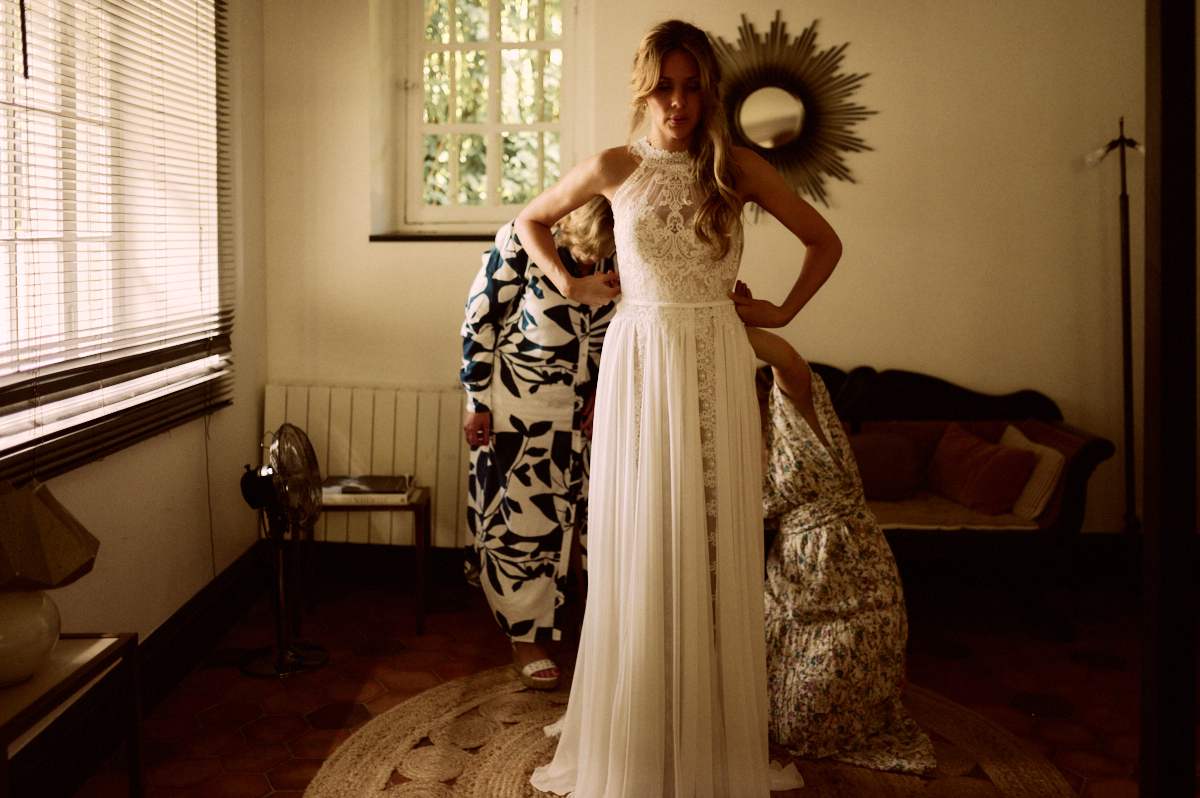Photographe-mariage-paris-dime-giverny-pierre-yves-queignec-0015 1 – photographe mariage paris La mariée en robe de dentelle dans la chambre des préparatifs