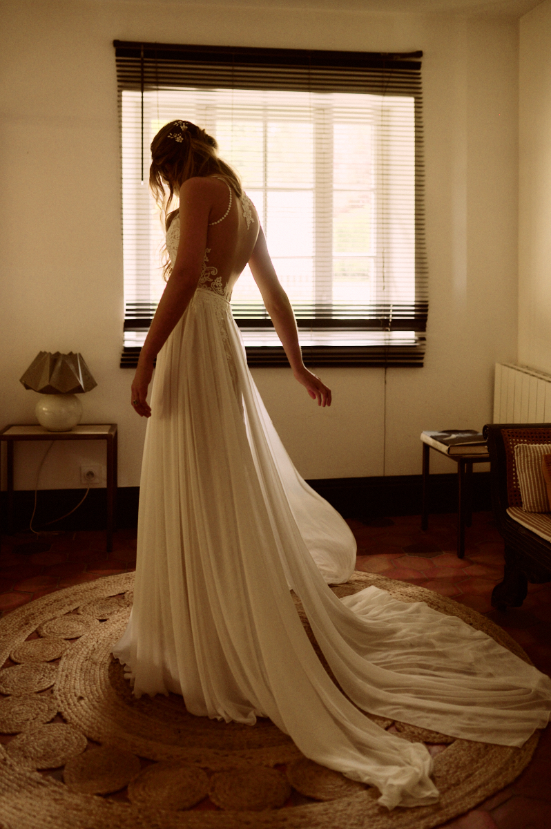 Photographe-mariage-paris-dime-giverny-pierre-yves-queignec-0018 1 – photographe mariage paris La mariée traverse la pièce, la traîne de sa robe déployée