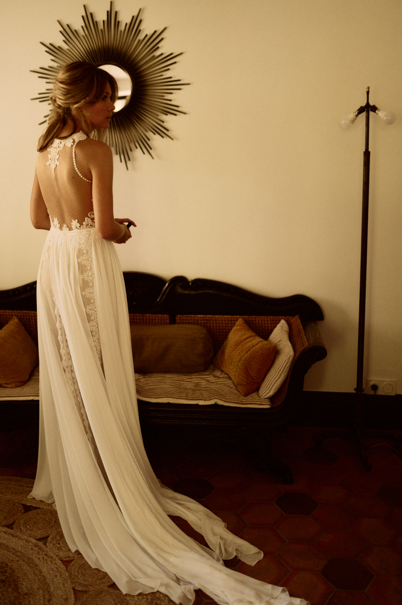 Photographe-mariage-paris-dime-giverny-pierre-yves-queignec-0024 1 – photographe mariage paris Robe de mariée dos nu dans le salon de la Dîme de Giverny