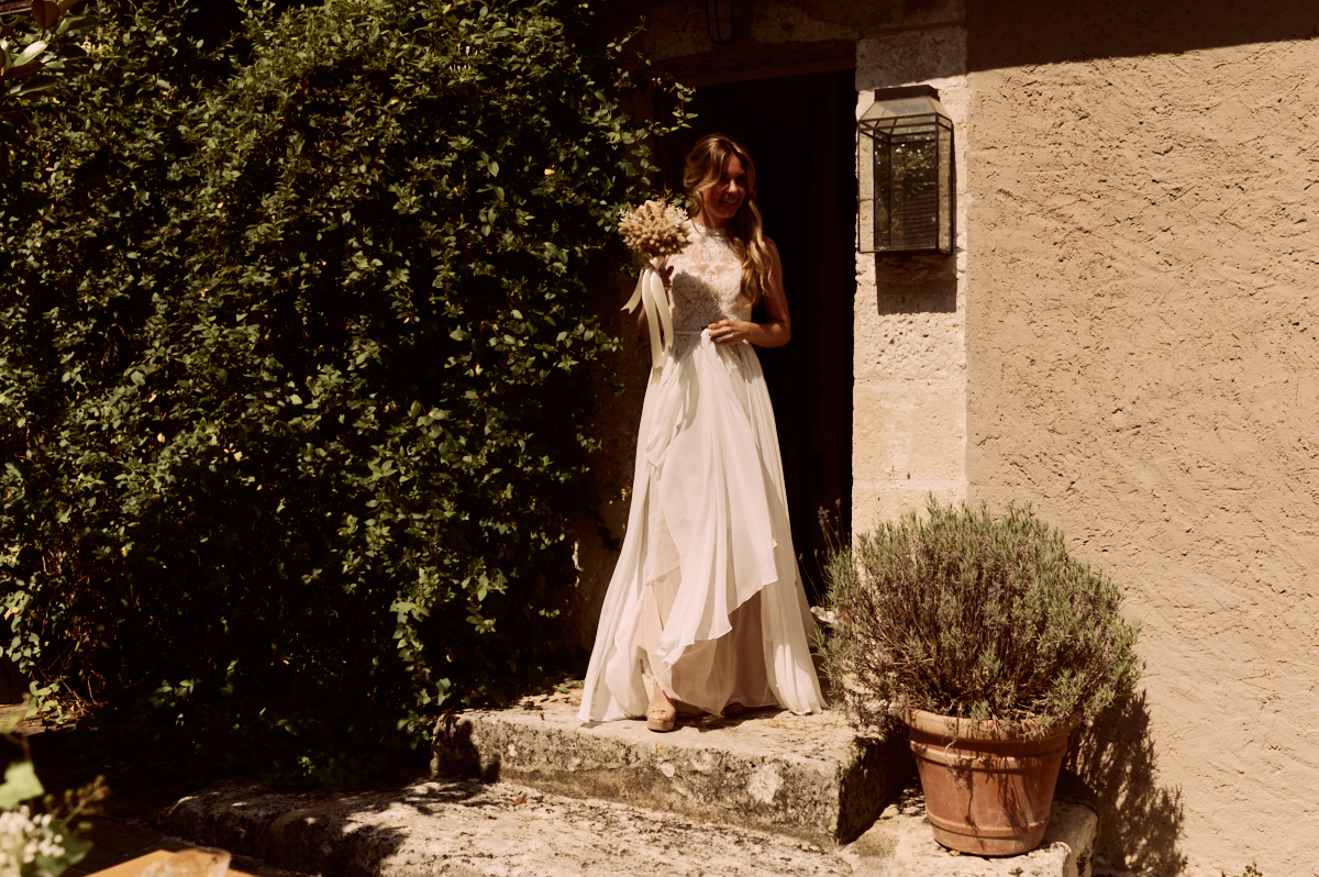 Photographe-mariage-paris-dime-giverny-pierre-yves-queignec-0027 1 – photographe mariage paris La mariée devant la maison en pierre, en attendant la cérémonie