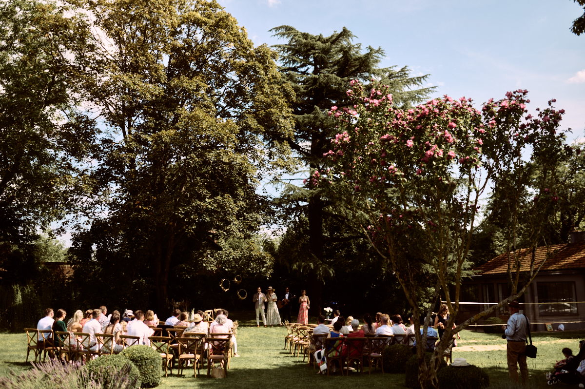 Photographe-mariage-paris-dime-giverny-pierre-yves-queignec-0030 – photographe mariage paris Chaises installées dans le parc pour la cérémonie laïque