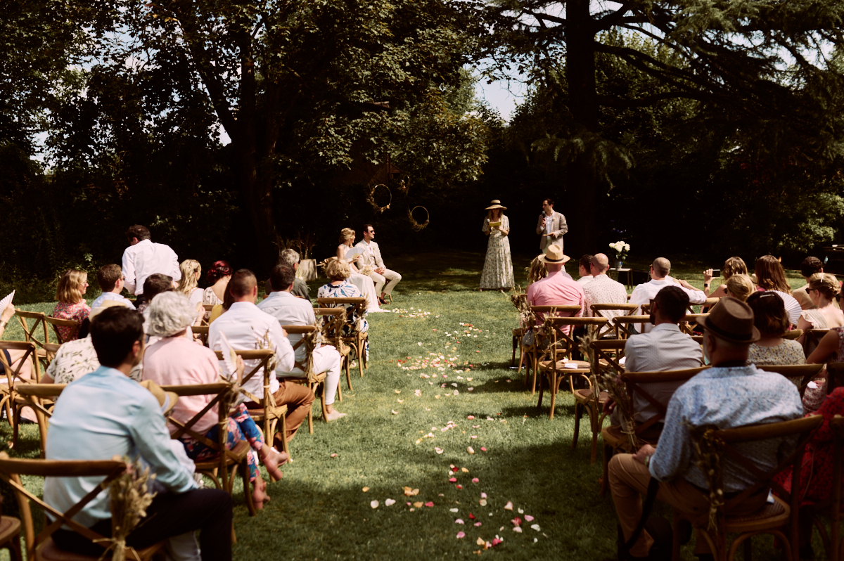 Photographe-mariage-paris-dime-giverny-pierre-yves-queignec-0035 – photographe mariage paris L'assemblée des invités pendant la cérémonie en plein air