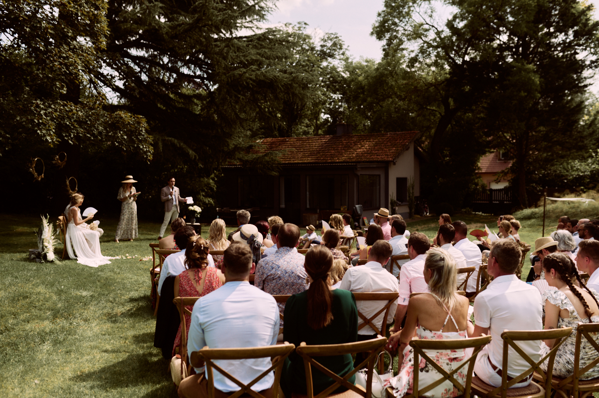 Photographe-mariage-paris-dime-giverny-pierre-yves-queignec-0036 – photographe mariage paris Vue d'ensemble de la cérémonie laïque sous les arbres