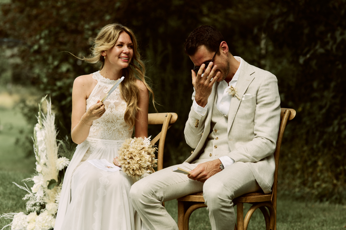 Photographe-mariage-paris-dime-giverny-pierre-yves-queignec-0041 – photographe mariage paris Fou rire des mariés assis pendant la cérémonie