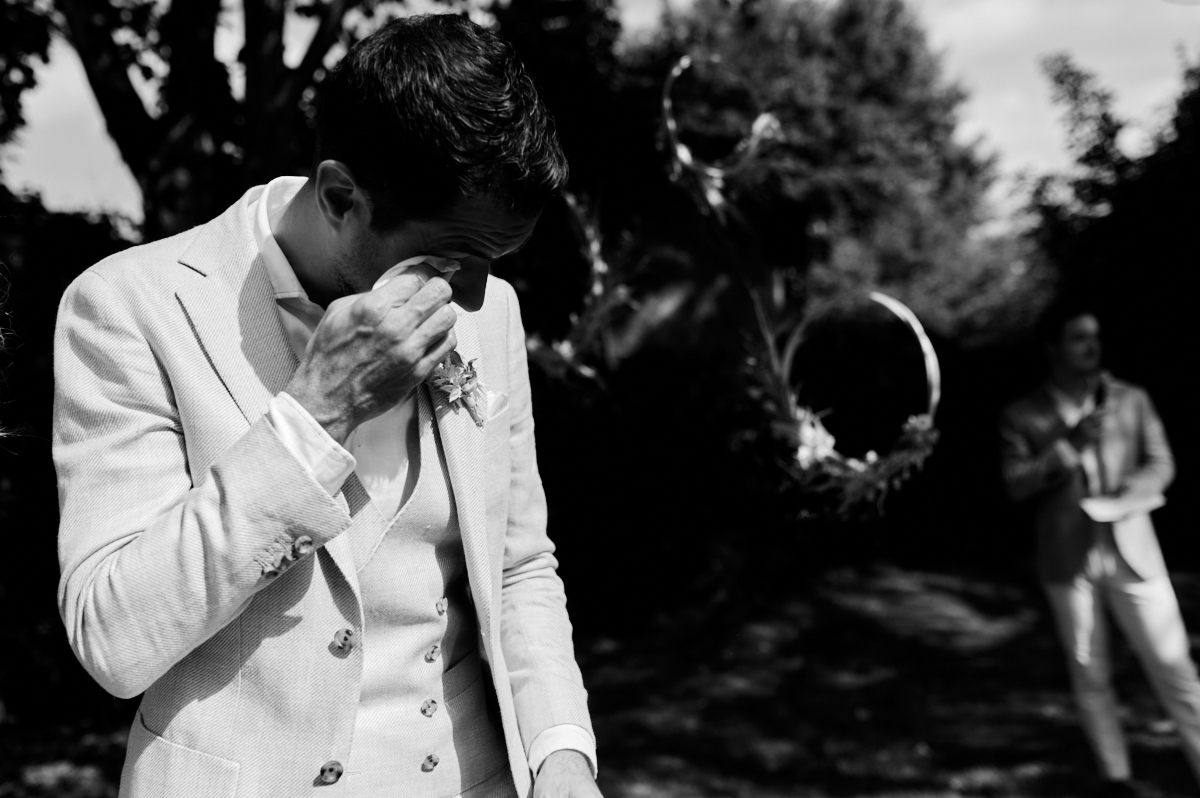 Photographe-mariage-paris-dime-giverny-pierre-yves-queignec-0047 – photographe mariage paris Les mariés en noir et blanc pendant la cérémonie