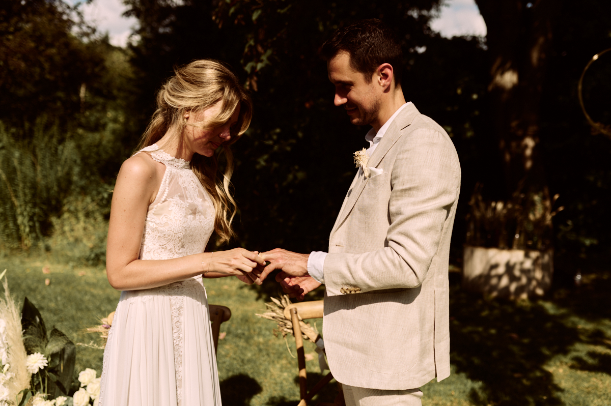 Photographe-mariage-paris-dime-giverny-pierre-yves-queignec-0052 – photographe mariage paris La mariée passe l'alliance au doigt du marié