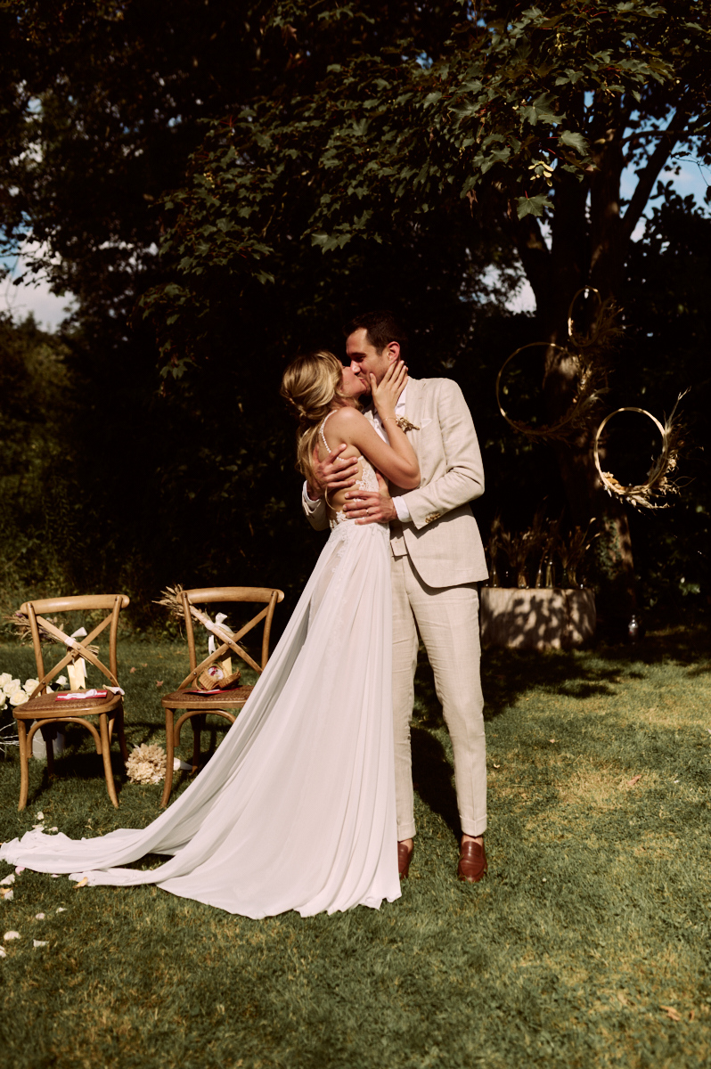 Photographe-mariage-paris-dime-giverny-pierre-yves-queignec-0053 – photographe mariage paris Le baiser des mariés à la fin de la cérémonie