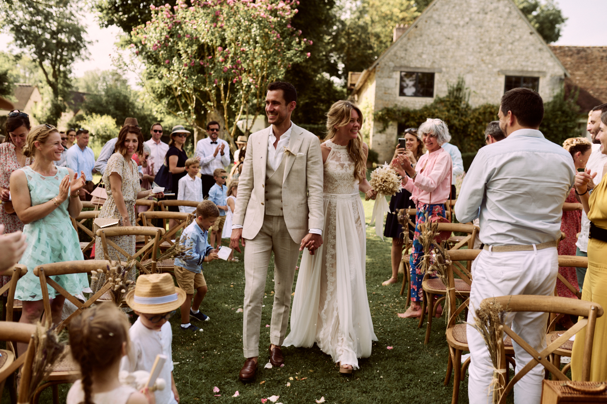 Photographe-mariage-paris-dime-giverny-pierre-yves-queignec-0056 – photographe mariage paris Les mariés remontent l'allée entourés de leurs invités