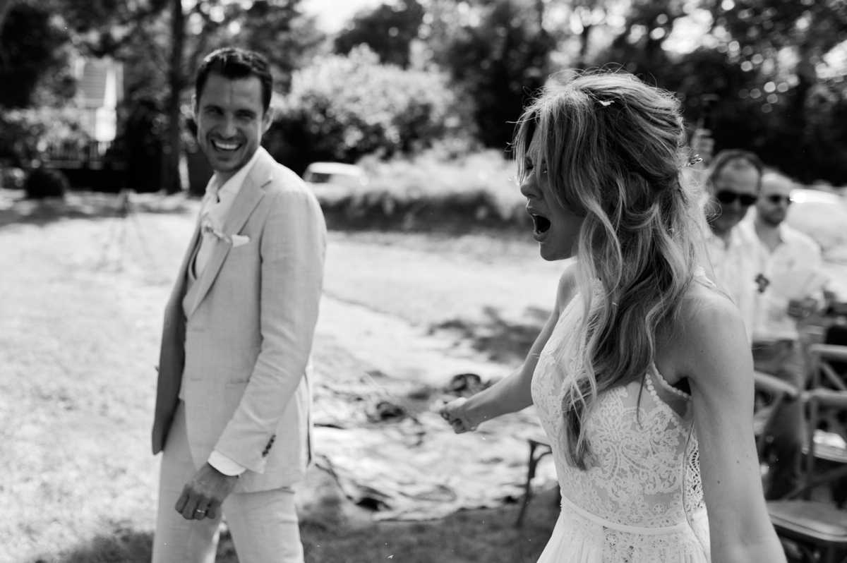 Photographe-mariage-paris-dime-giverny-pierre-yves-queignec-0057 – photographe mariage paris Sortie de cérémonie en noir et blanc
