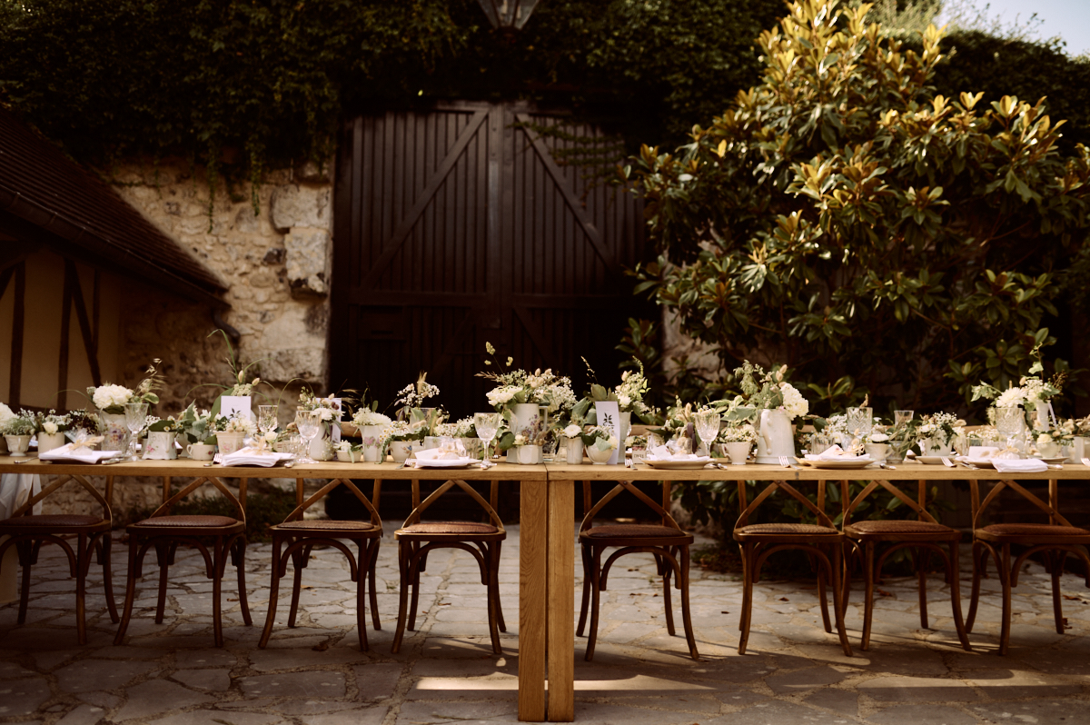 Photographe-mariage-paris-dime-giverny-pierre-yves-queignec-0059 – photographe mariage paris Table du dîner dressée devant le grand portail noir