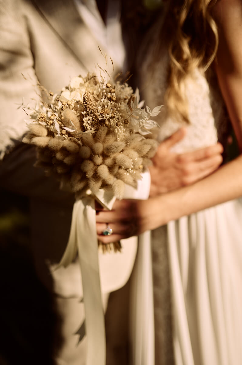 Photographe-mariage-paris-dime-giverny-pierre-yves-queignec-0064 – photographe mariage paris Le bouquet de la mariée serré contre sa robe