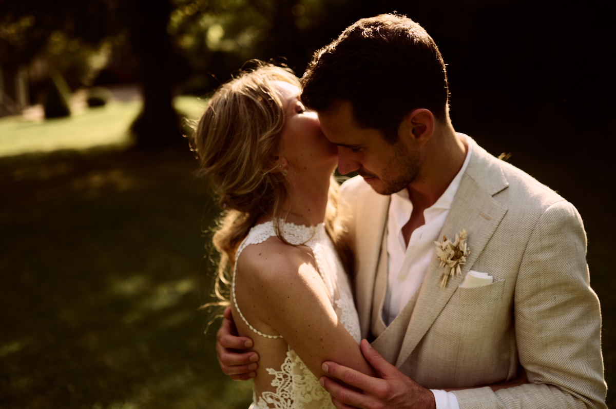 Photographe-mariage-paris-dime-giverny-pierre-yves-queignec-0067 – photographe mariage paris Baiser des mariés pendant la séance de couple