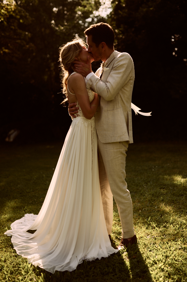 Photographe-mariage-paris-dime-giverny-pierre-yves-queignec-0069 – photographe mariage paris Les mariés dansent dans le jardin