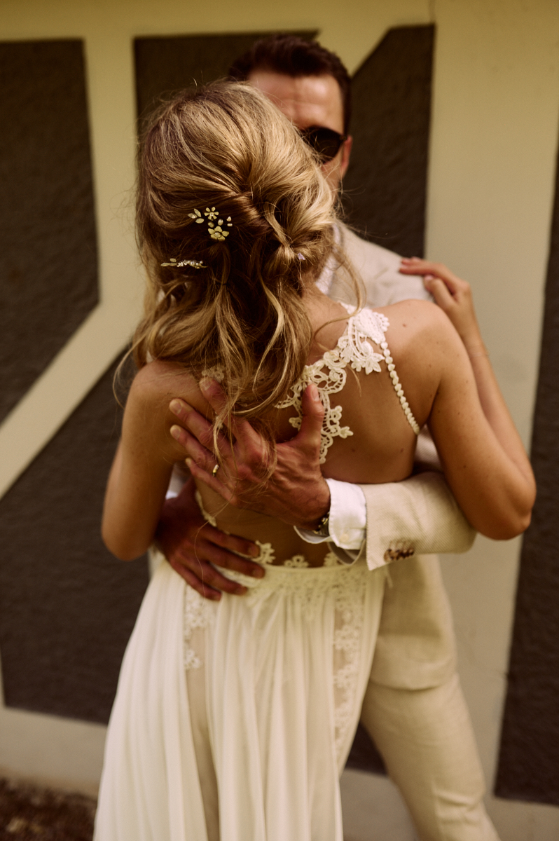 Photographe-mariage-paris-dime-giverny-pierre-yves-queignec-0074 – photographe mariage paris Le marié embrasse l'épaule de la mariée