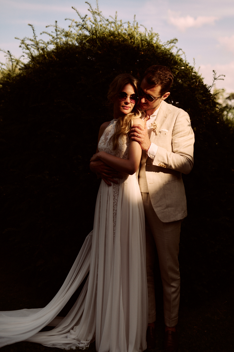 Photographe-mariage-paris-dime-giverny-pierre-yves-queignec-0077 – photographe mariage paris Les mariés enlacés à la tombée du jour