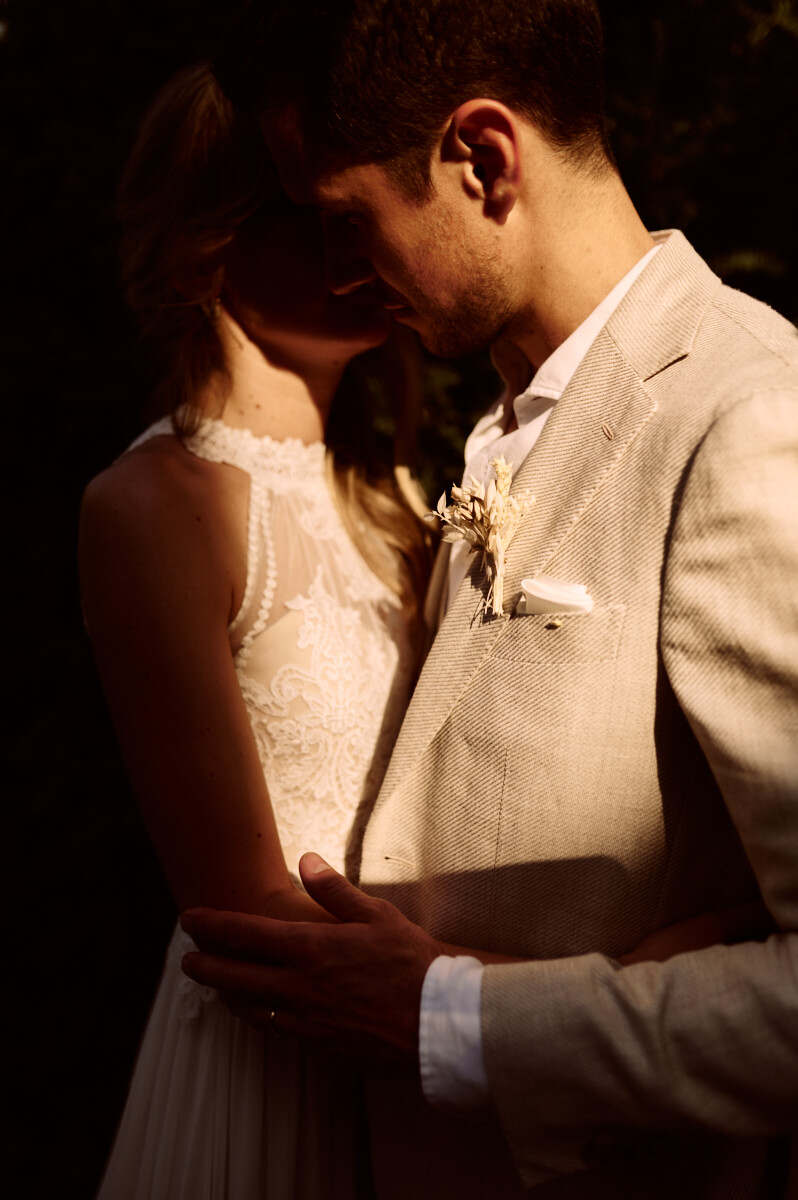 Photographe-mariage-paris-dime-giverny-pierre-yves-queignec-0079 – photographe mariage paris Le marié tient la mariée contre lui, boutonnière en fleurs séchées