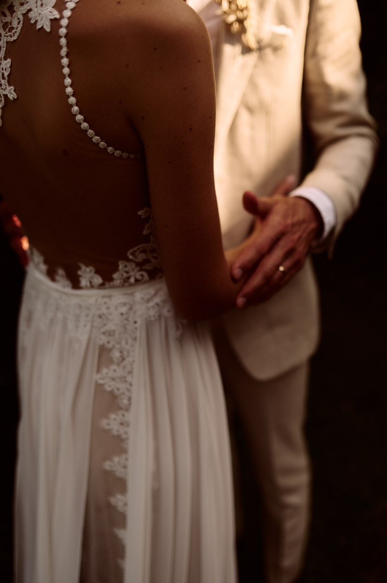 Photographe-mariage-paris-dime-giverny-pierre-yves-queignec-0081 – photographe mariage paris Le dos nu de la robe pendant l'étreinte des mariés