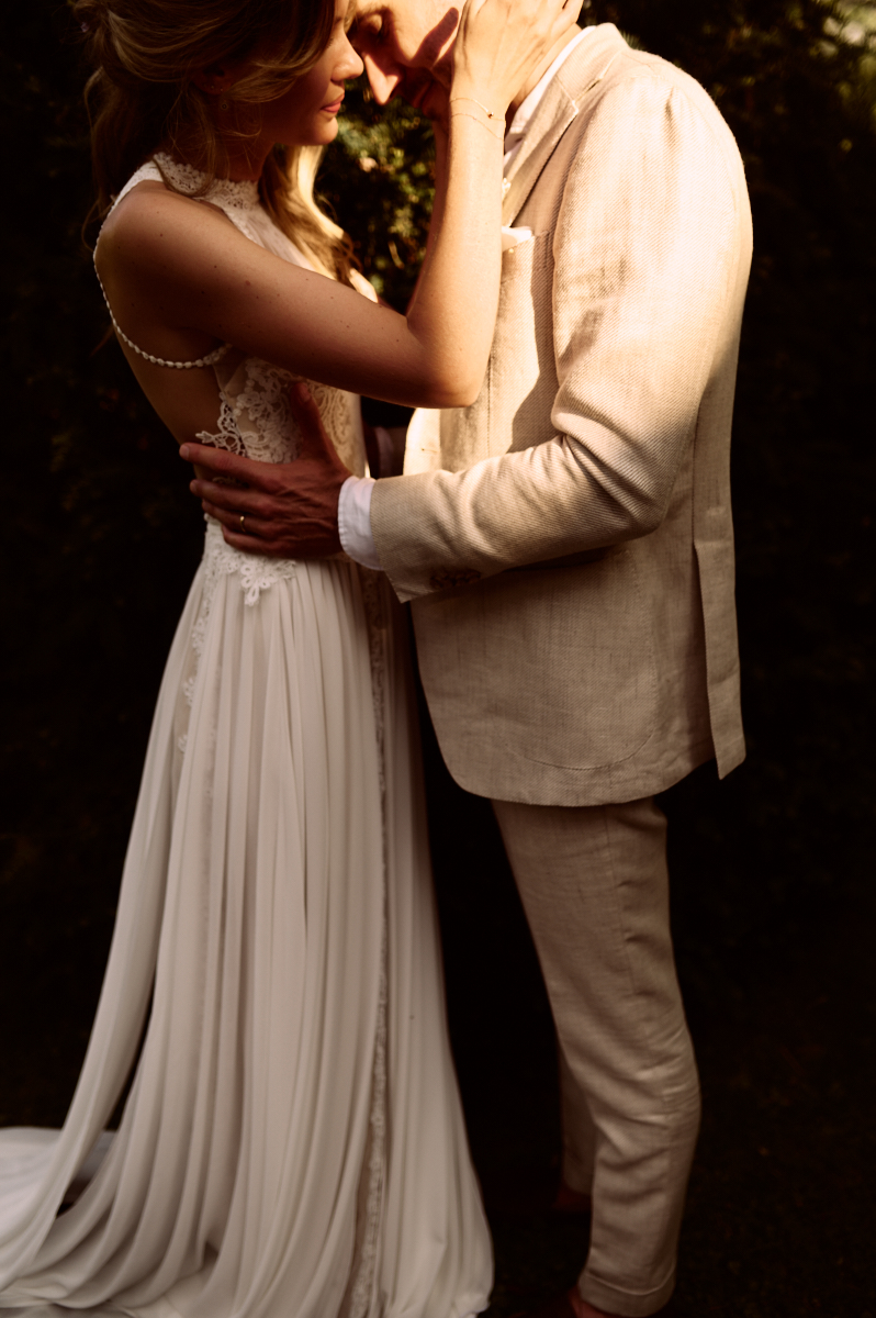 Photographe-mariage-paris-dime-giverny-pierre-yves-queignec-0082 – photographe mariage paris Les mariés enlacés dans la pénombre du soir