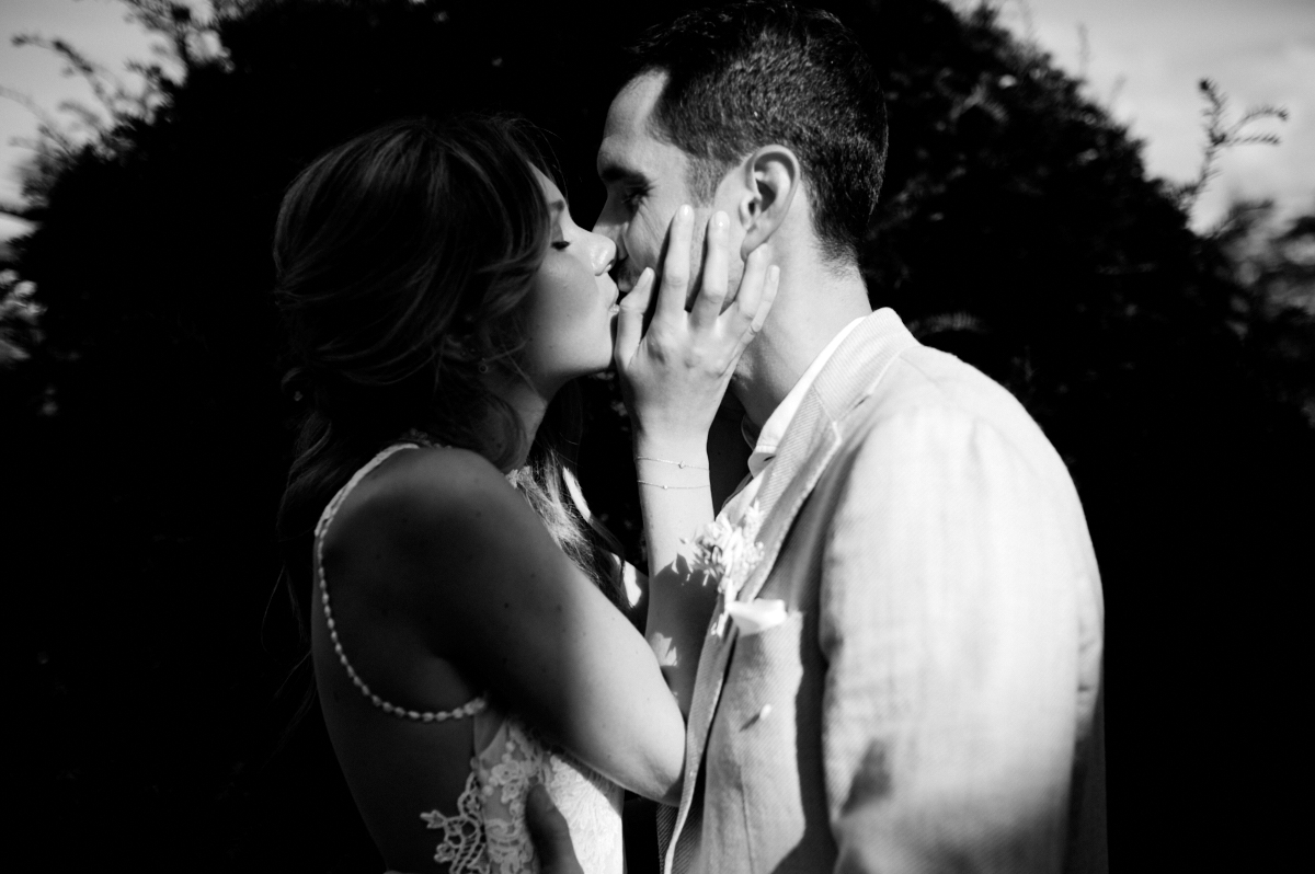 Photographe-mariage-paris-dime-giverny-pierre-yves-queignec-0083 – photographe mariage paris Baiser des mariés en noir et blanc, au flash